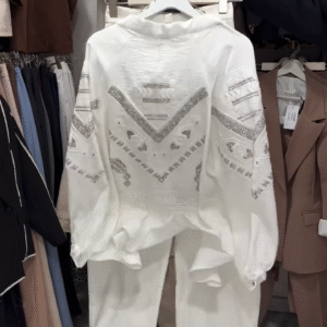 This all-white ensemble is pure elegance with a modern boho twist 🤍✨