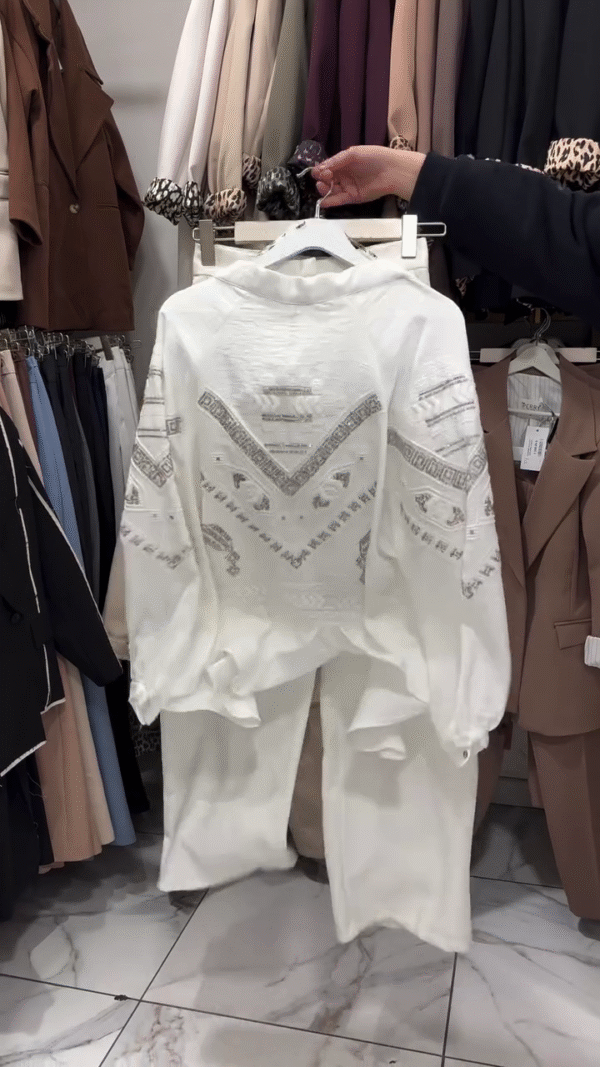 This all-white ensemble is pure elegance with a modern boho twist 🤍✨