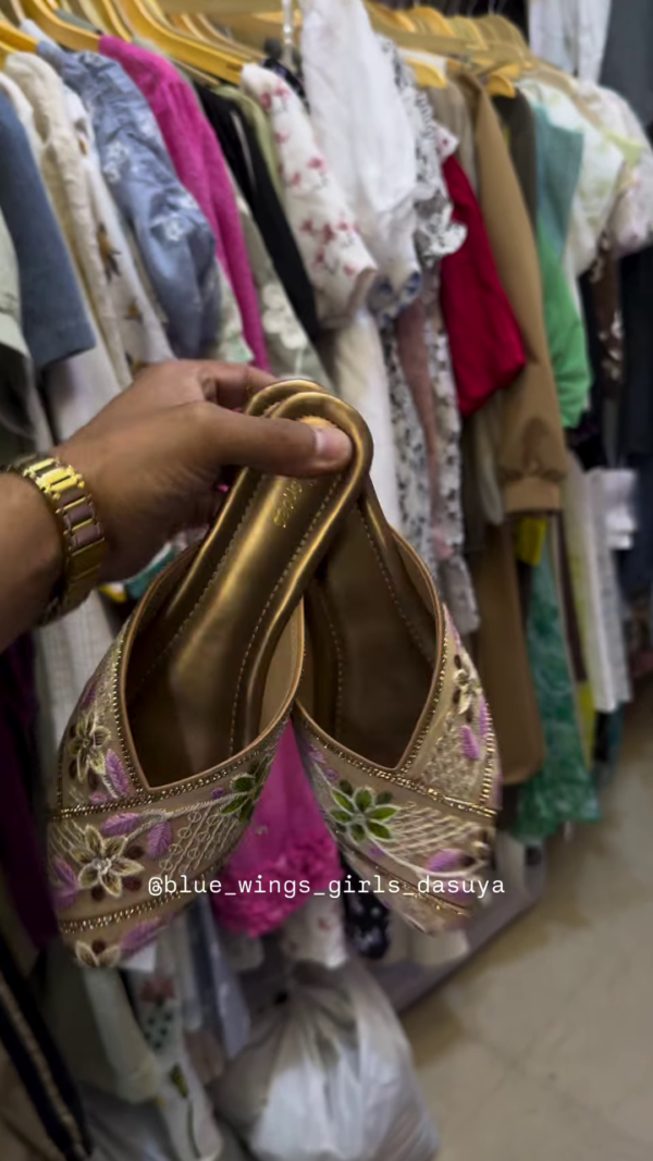 Elegant Embroidered Khussa Shoes for Women with Floral and Paisley Motifs - Image 3