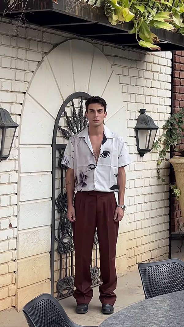 Stylish Men's Short-Sleeved Camp Collar Shirt with Abstract Print and Pleated Trousers