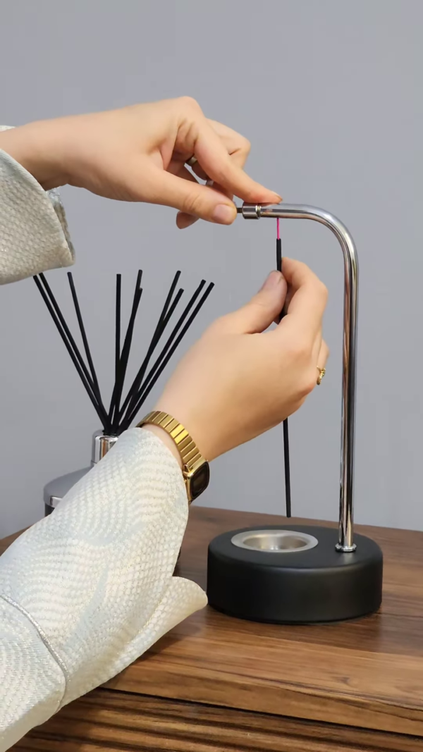 Modern Dual Fragrance Set: Reed Diffuser and Candle Warmer Lamp - Image 2