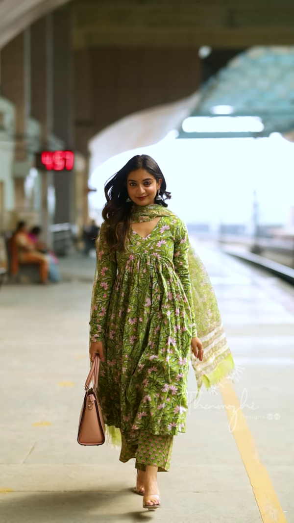 Elegant Long-Sleeved Printed Anarkali Kurti with Coordinating Dupatta - Image 4