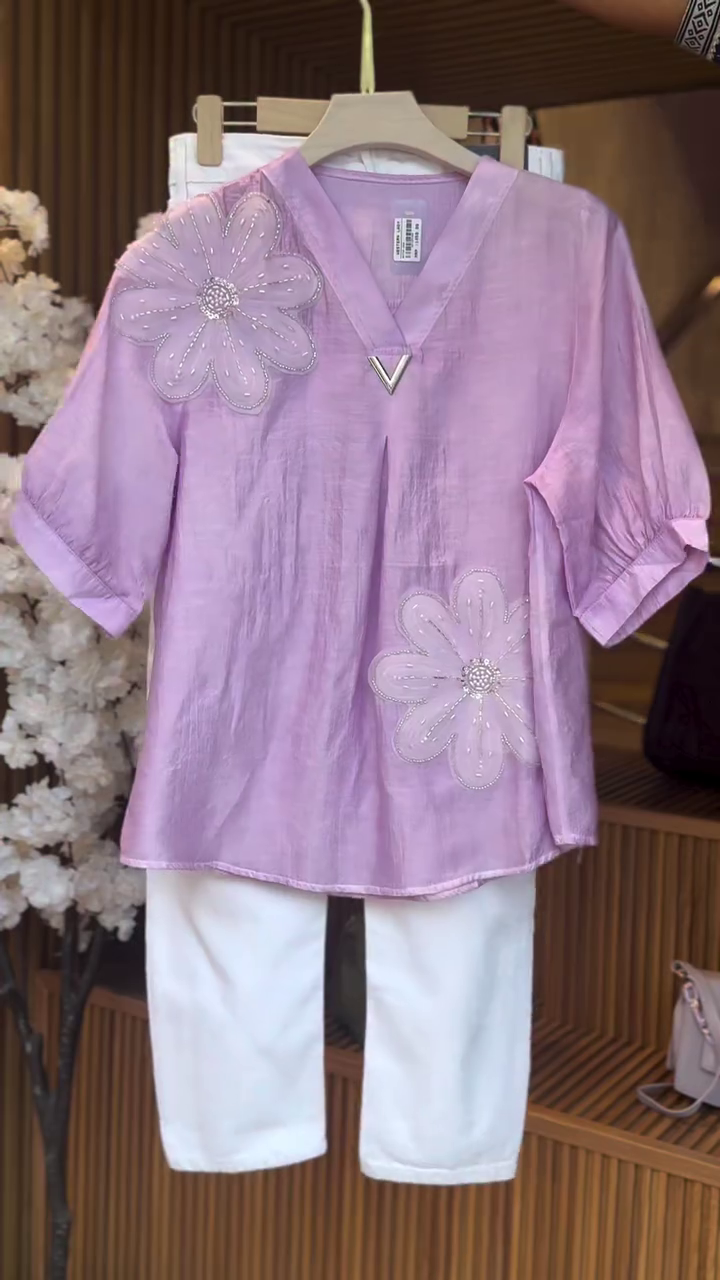 Soft Lilac V-Neck Floral Appliqué Half Sleeve Tunic Top with Decorative Metal Accent & White Straight Pants Co-Ord Set 💜🌸✨